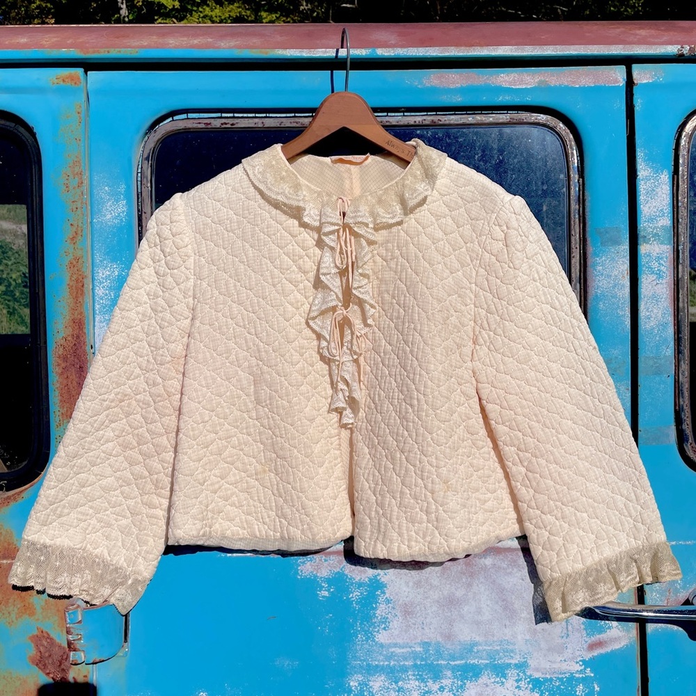 40s Stella Fagin Cream Quilted Bed Jacket w/ Ruffle Lace